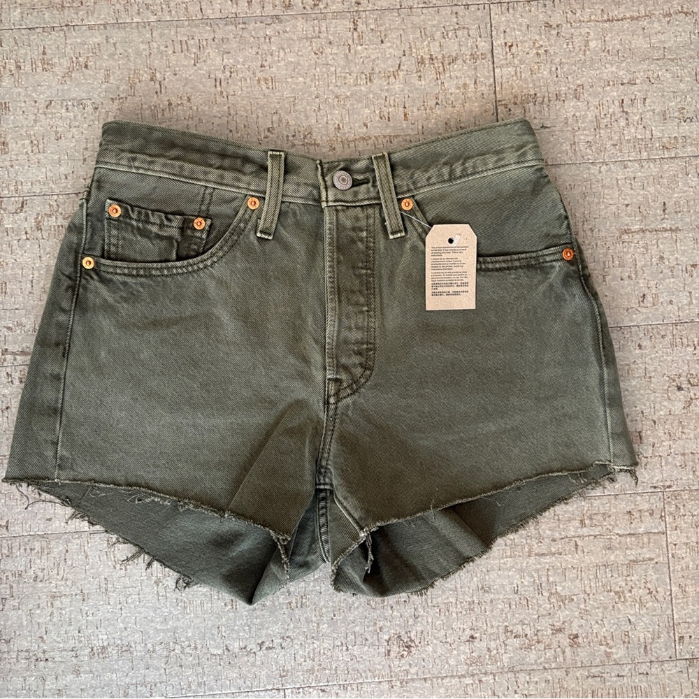 ✨NWT✨ 501 Original Fit High Rise Shorts, green, sz27